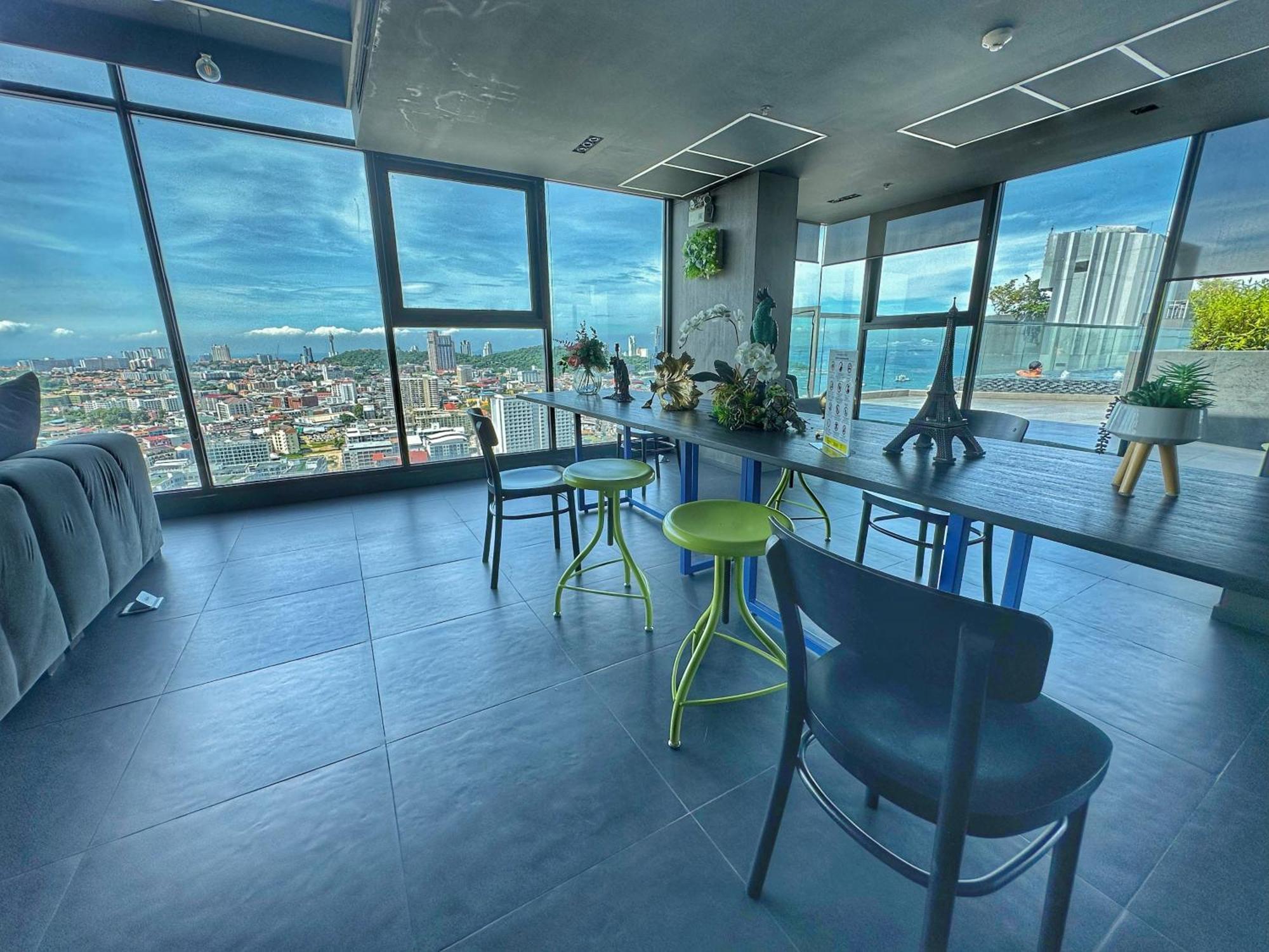 The Base Central Pattaya By Wwc Exterior photo